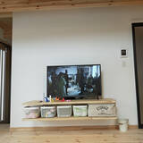 「こういうアイテムを入れたらリビングが便利になる。テレビボードを使った快適な収納の作り方」の画像2