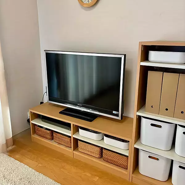 「こういうアイテムを入れたらリビングが便利になる。テレビボードを使った快適な収納の作り方」の画像