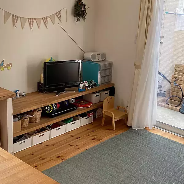 「こういうアイテムを入れたらリビングが便利になる。テレビボードを使った快適な収納の作り方」の画像