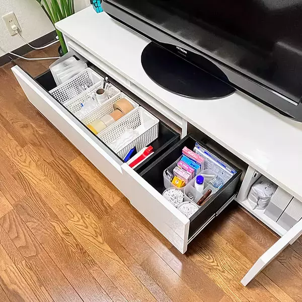 「こういうアイテムを入れたらリビングが便利になる。テレビボードを使った快適な収納の作り方」の画像