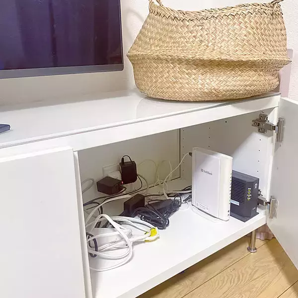 「こういうアイテムを入れたらリビングが便利になる。テレビボードを使った快適な収納の作り方」の画像
