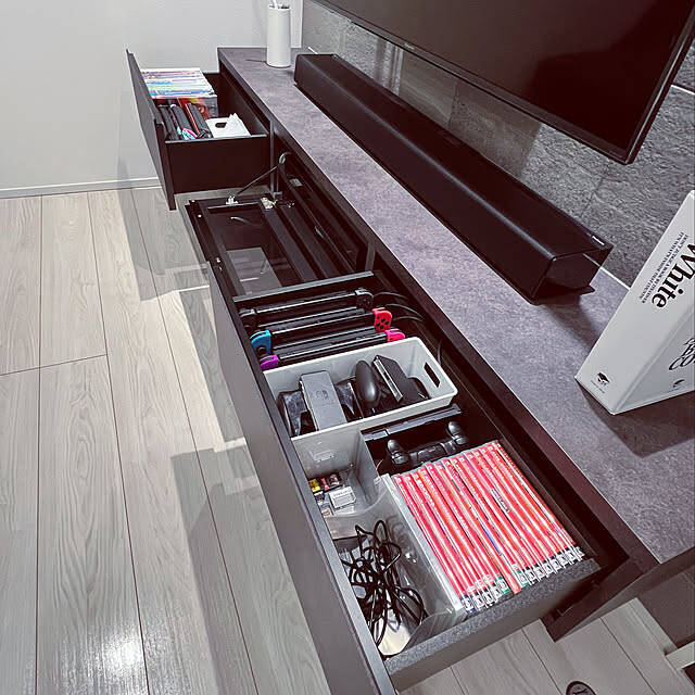 こういうアイテムを入れたらリビングが便利になる。テレビボードを使った快適な収納の作り方