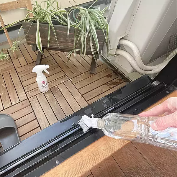 「窓枠・サッシがピカピカに！手軽にできるお掃除アイデア6選」の画像