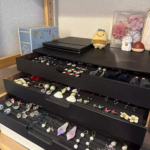 「絡まない＆使いやすいアイデアが続々！参考にしたいアクセサリー収納の実例集」の画像