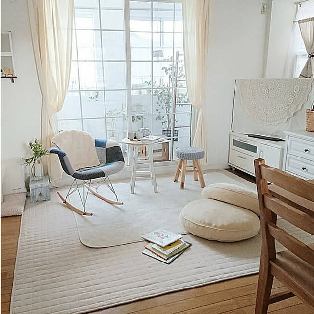 やめてみたら新たな魅力発見♪ソファを置かないリビングの実例10選