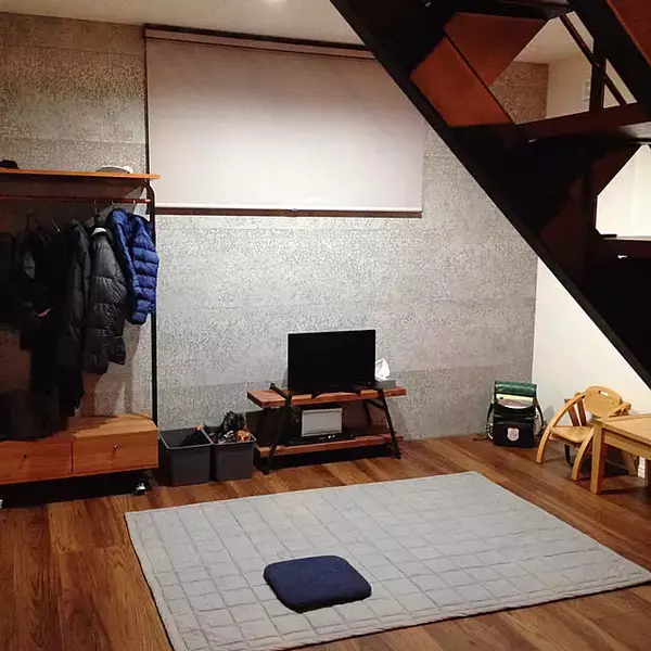 「やめてみたら新たな魅力発見♪ソファを置かないリビングの実例10選」の画像