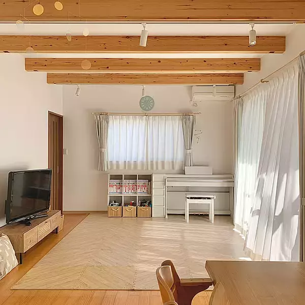 「やめてみたら新たな魅力発見♪ソファを置かないリビングの実例10選」の画像