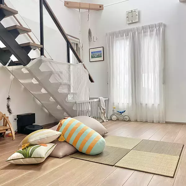 「やめてみたら新たな魅力発見♪ソファを置かないリビングの実例10選」の画像