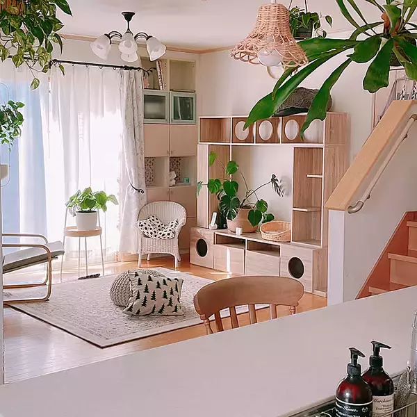 「やめてみたら新たな魅力発見♪ソファを置かないリビングの実例10選」の画像