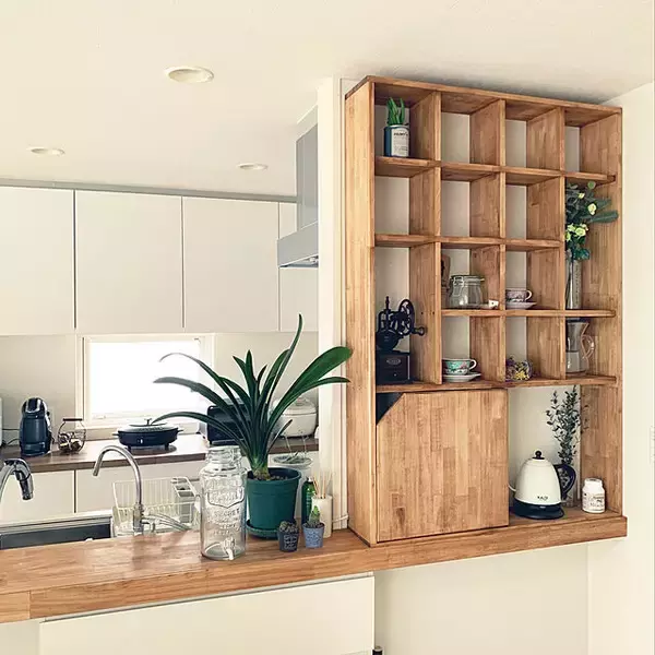 「こだわりの空間を実現♪キッチンカウンターまわりのDIYアイデア」の画像