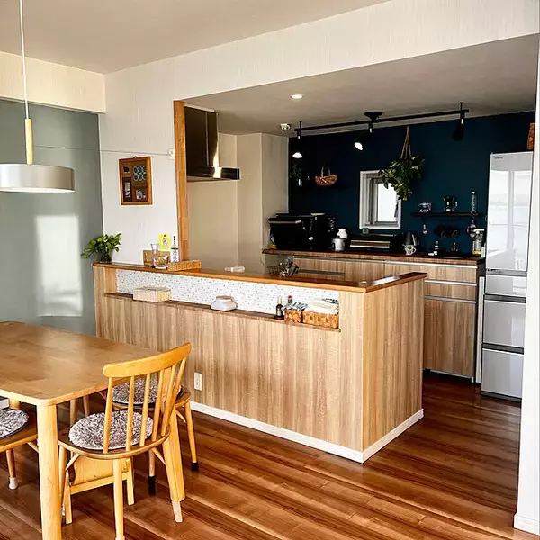 「こだわりの空間を実現♪キッチンカウンターまわりのDIYアイデア」の画像