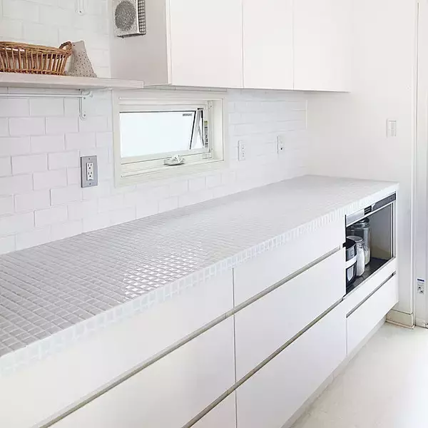 「こだわりの空間を実現♪キッチンカウンターまわりのDIYアイデア」の画像