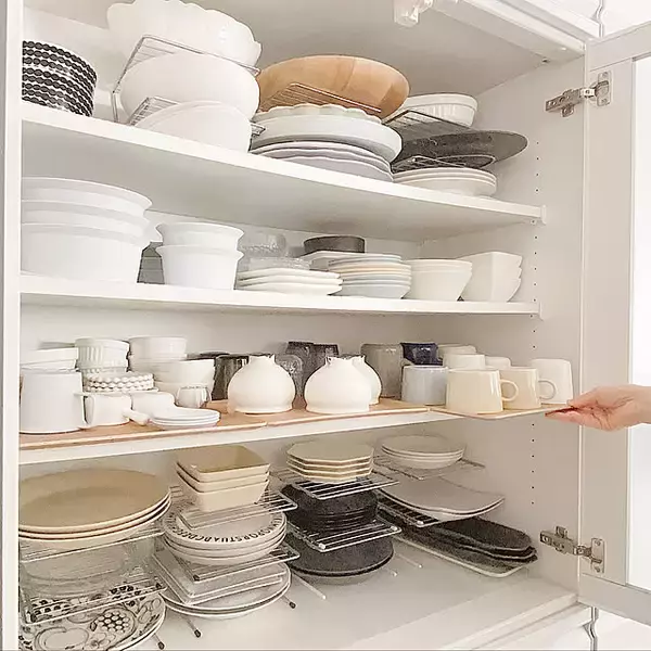 「「取りにくい」「入らない」を解消！ニトリで叶えるストレスフリーな食器棚収納術」の画像