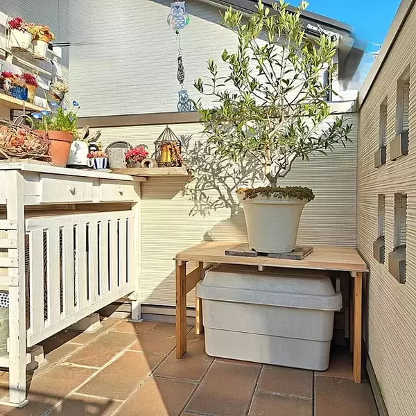 「ガーデニングもお掃除もスムーズに♪屋外でも心地よく使える収納アイデア」の画像