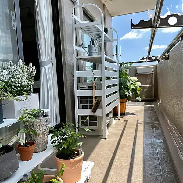 「ガーデニングもお掃除もスムーズに♪屋外でも心地よく使える収納アイデア」の画像