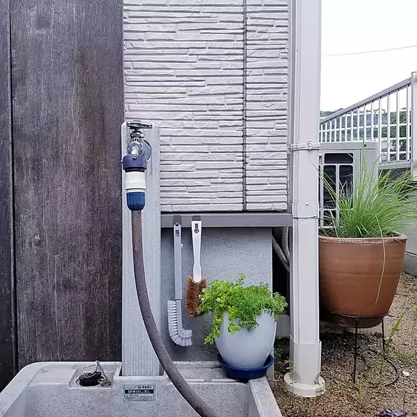 「ガーデニングもお掃除もスムーズに♪屋外でも心地よく使える収納アイデア」の画像