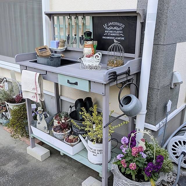 ガーデニングもお掃除もスムーズに♪屋外でも心地よく使える収納アイデア