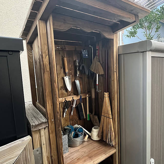 ガーデニングもお掃除もスムーズに♪屋外でも心地よく使える収納アイデア