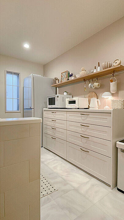 「淡いミルクカラーと木目のコントラストを楽しむ、優しいキッチン」 by sumichi.fさん