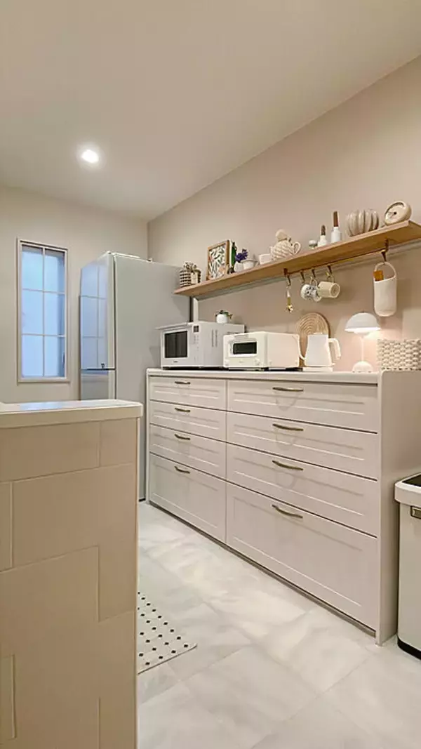 「「淡いミルクカラーと木目のコントラストを楽しむ、優しいキッチン」 by sumichi.fさん」の画像