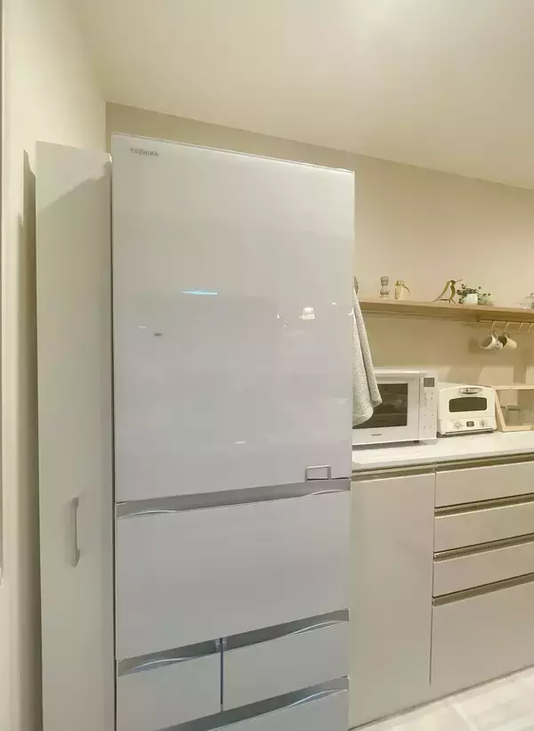 「「淡いミルクカラーと木目のコントラストを楽しむ、優しいキッチン」 by sumichi.fさん」の画像