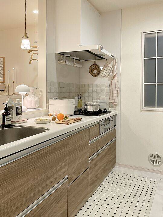 「淡いミルクカラーと木目のコントラストを楽しむ、優しいキッチン」 by sumichi.fさん