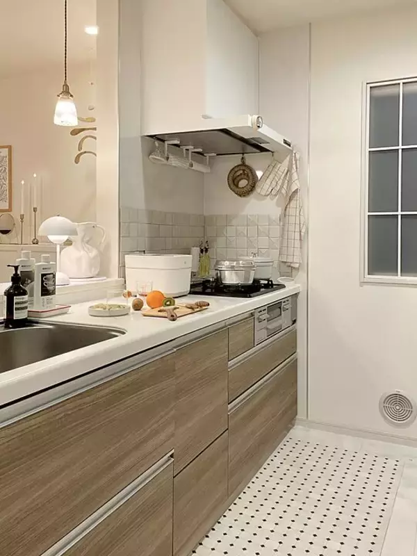 「「淡いミルクカラーと木目のコントラストを楽しむ、優しいキッチン」 by sumichi.fさん」の画像