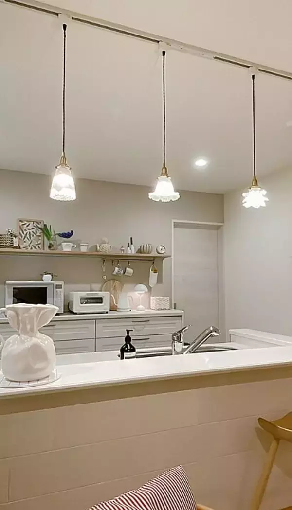 「「淡いミルクカラーと木目のコントラストを楽しむ、優しいキッチン」 by sumichi.fさん」の画像