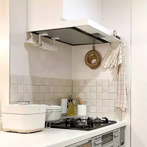 「「淡いミルクカラーと木目のコントラストを楽しむ、優しいキッチン」 by sumichi.fさん」の画像