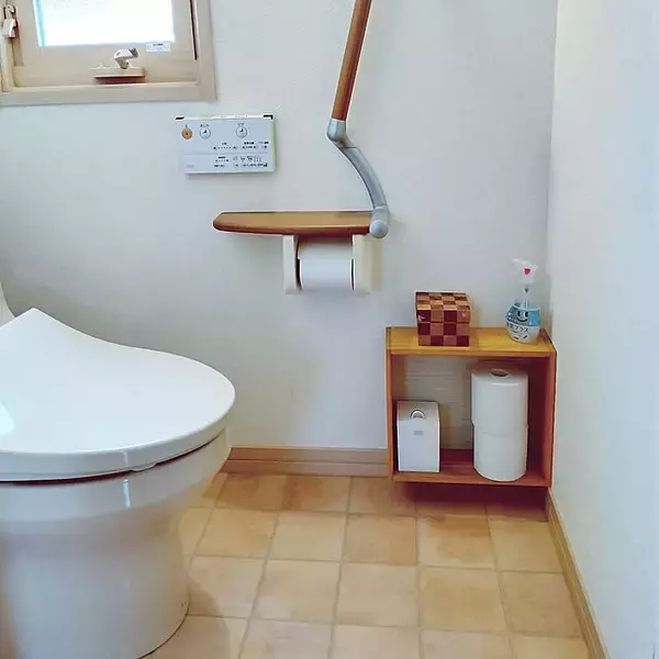 「ホッと一息つける空間を演出♡初心者でもチャレンジしたいトイレDIY」の画像