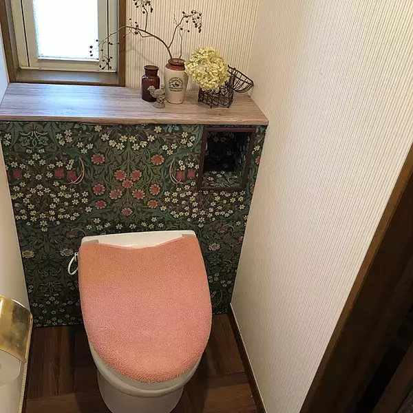 「ホッと一息つける空間を演出♡初心者でもチャレンジしたいトイレDIY」の画像