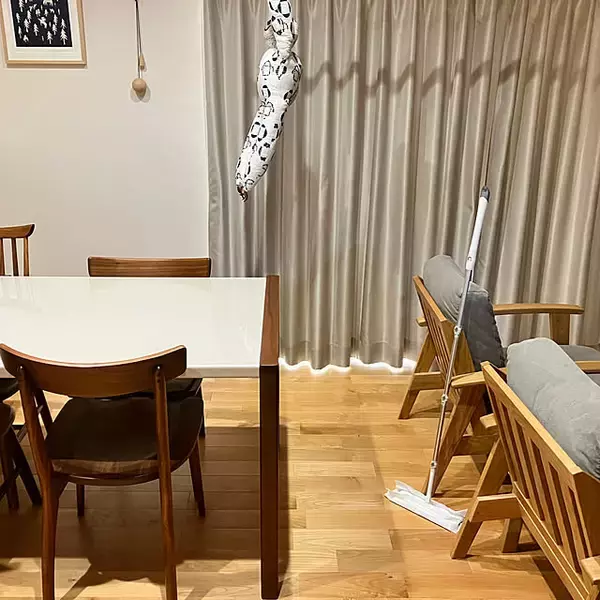 「効率よく掃除してきれいをキープ！床にホコリがたまらないようにする工夫」の画像