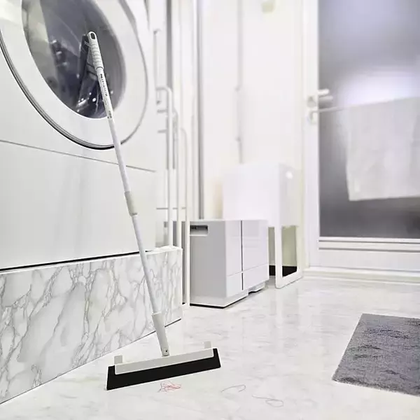 「効率よく掃除してきれいをキープ！床にホコリがたまらないようにする工夫」の画像