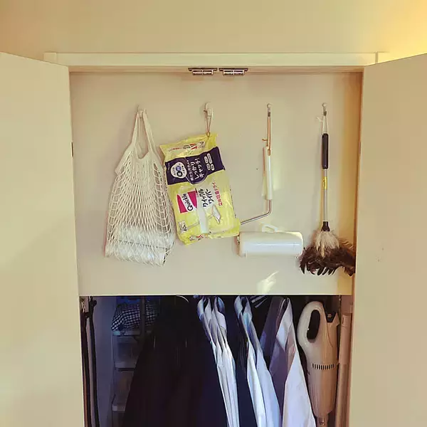 「デッドスペースを便利なスペースに！お部屋をスッキリさせる隙間収納アイデア」の画像