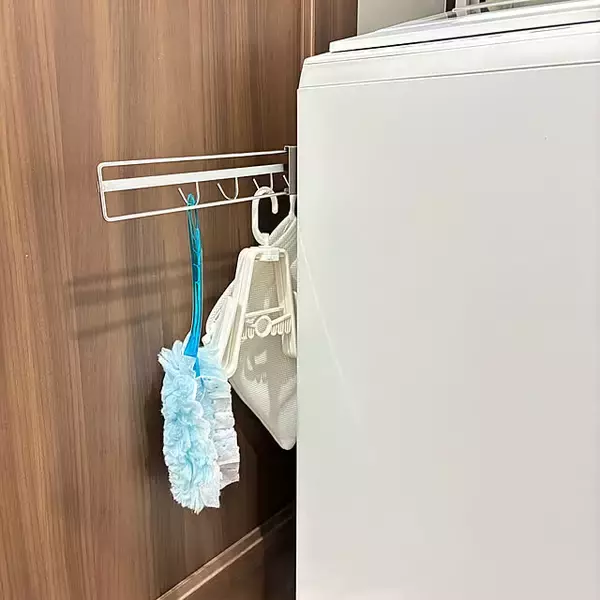 「デッドスペースを便利なスペースに！お部屋をスッキリさせる隙間収納アイデア」の画像