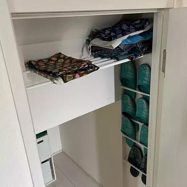 「デッドスペースを便利なスペースに！お部屋をスッキリさせる隙間収納アイデア」の画像