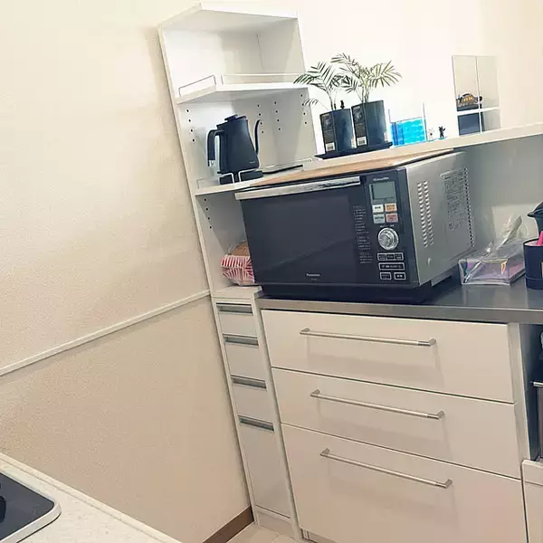 「デッドスペースを便利なスペースに！お部屋をスッキリさせる隙間収納アイデア」の画像