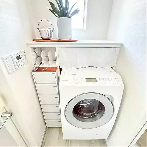 「デッドスペースを便利なスペースに！お部屋をスッキリさせる隙間収納アイデア」の画像