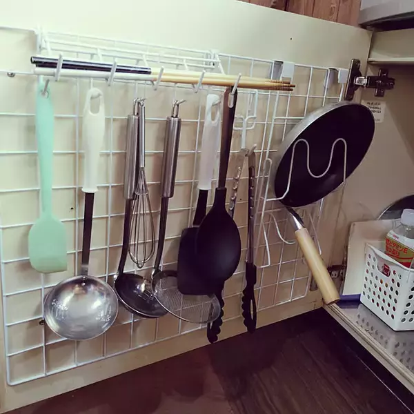 見逃しがちな扉裏を有効活用♪100均アイテムで作る収納アイデア
