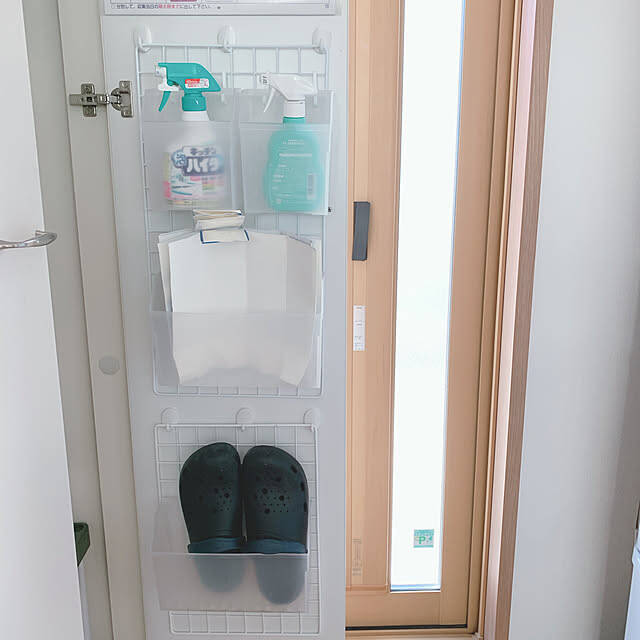 見逃しがちな扉裏を有効活用♪100均アイテムで作る収納アイデア