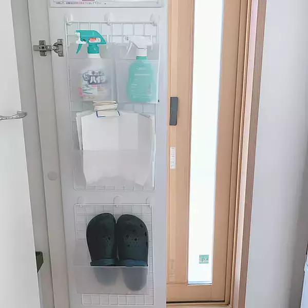 「見逃しがちな扉裏を有効活用♪100均アイテムで作る収納アイデア」の画像