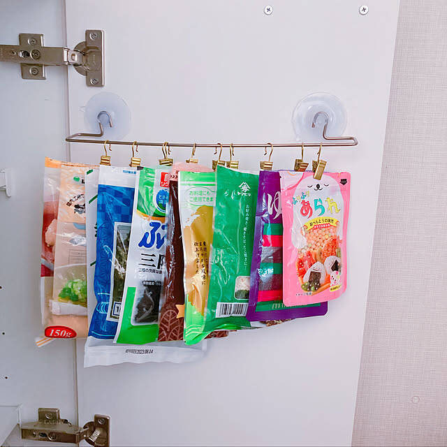 見逃しがちな扉裏を有効活用♪100均アイテムで作る収納アイデア