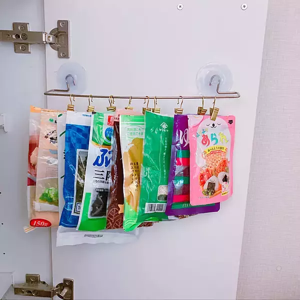 「見逃しがちな扉裏を有効活用♪100均アイテムで作る収納アイデア」の画像