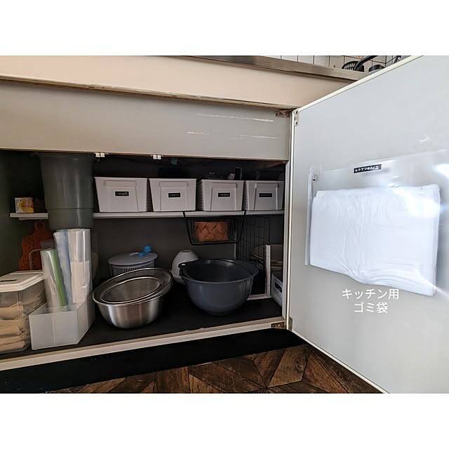 見逃しがちな扉裏を有効活用♪100均アイテムで作る収納アイデア