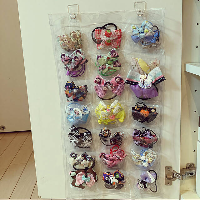 見逃しがちな扉裏を有効活用♪100均アイテムで作る収納アイデア