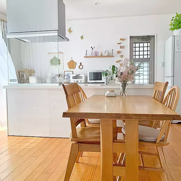 「光をまとう、開放的な佇まい。すっきりと整えながら、自分らしさも楽しむ白いキッチン」 by koko_hikaさん