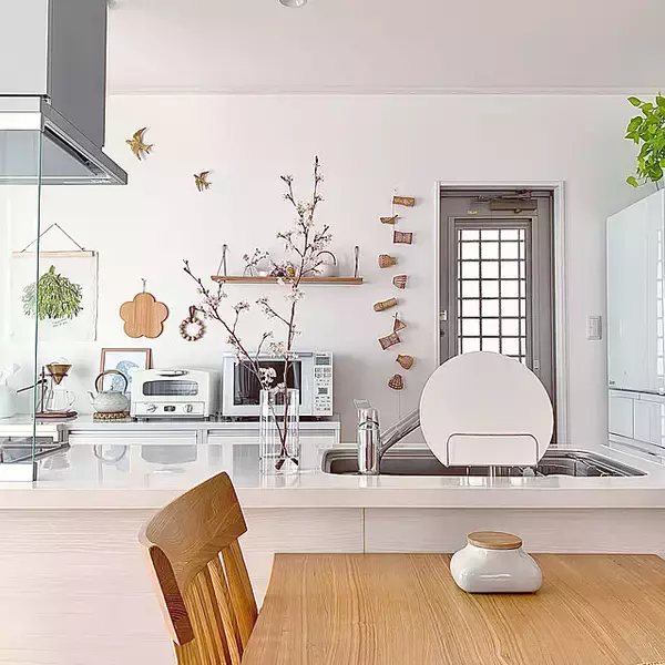 「「光をまとう、開放的な佇まい。すっきりと整えながら、自分らしさも楽しむ白いキッチン」 by koko_hikaさん」の画像