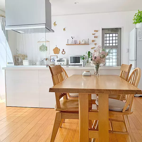 「「光をまとう、開放的な佇まい。すっきりと整えながら、自分らしさも楽しむ白いキッチン」 by koko_hikaさん」の画像