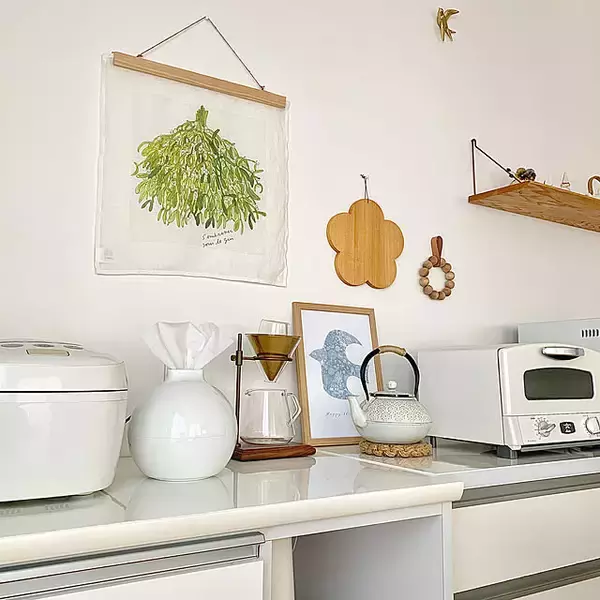 「「光をまとう、開放的な佇まい。すっきりと整えながら、自分らしさも楽しむ白いキッチン」 by koko_hikaさん」の画像