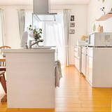 「「光をまとう、開放的な佇まい。すっきりと整えながら、自分らしさも楽しむ白いキッチン」 by koko_hikaさん」の画像8